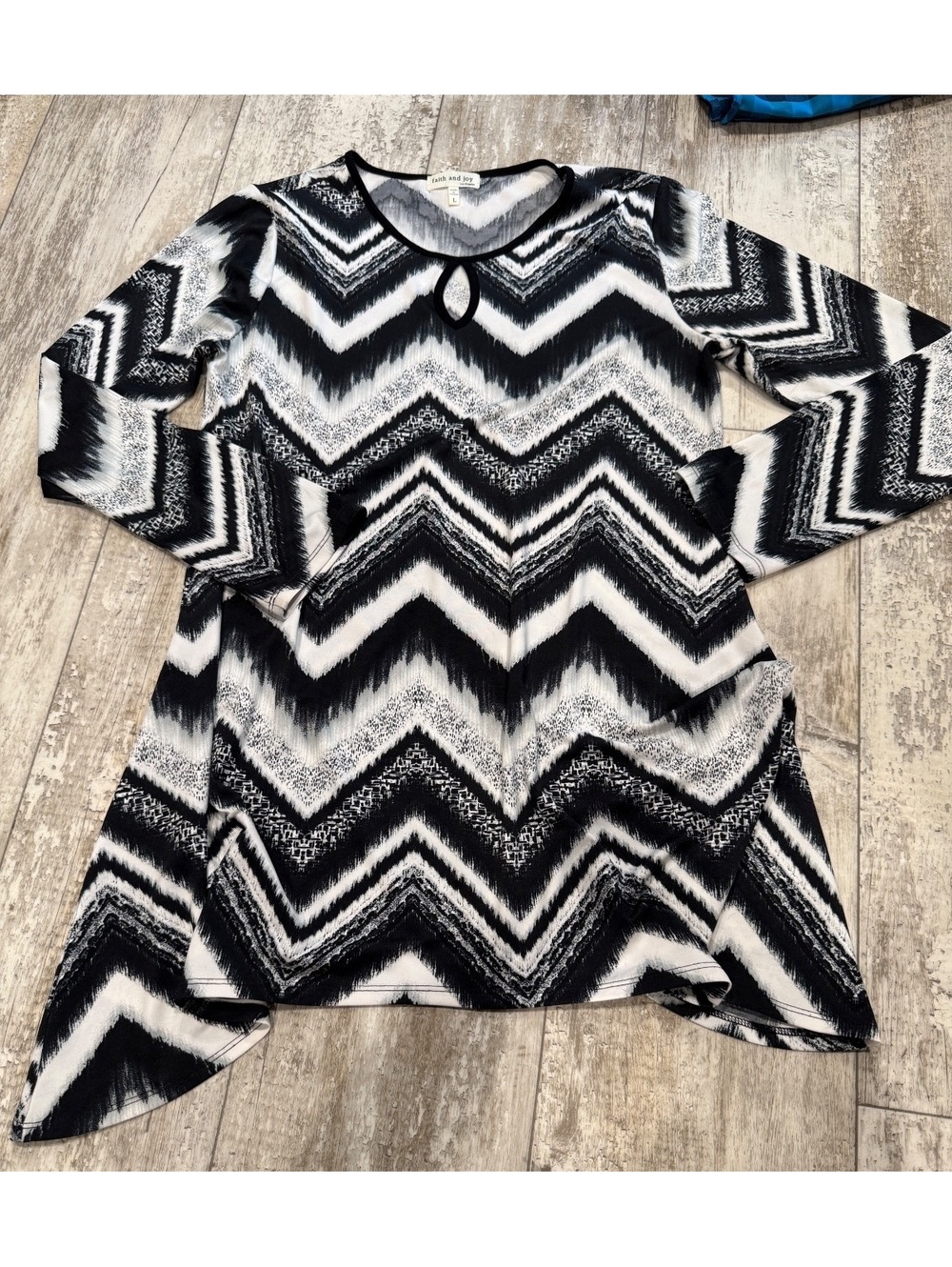 Faith and Joy L Chevron Sharkbite Tunic Black White Y2K
